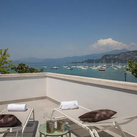 Villa Yachting Lakefront