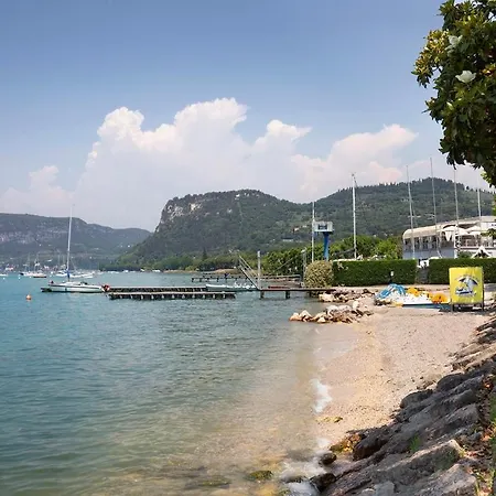 Yachting Lakefront Vila