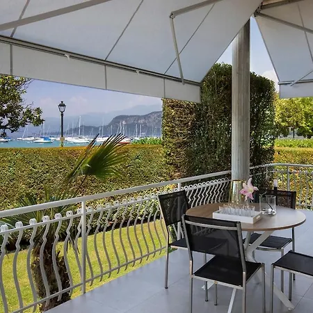 Yachting Lakefront Vila *